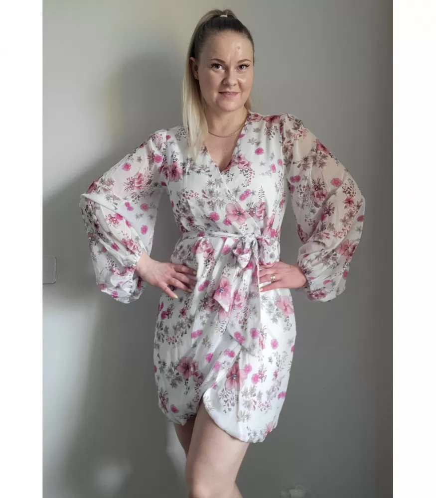Valkoinen kukkakuvioinen wrap-look v-sifonkimekko vyöllä