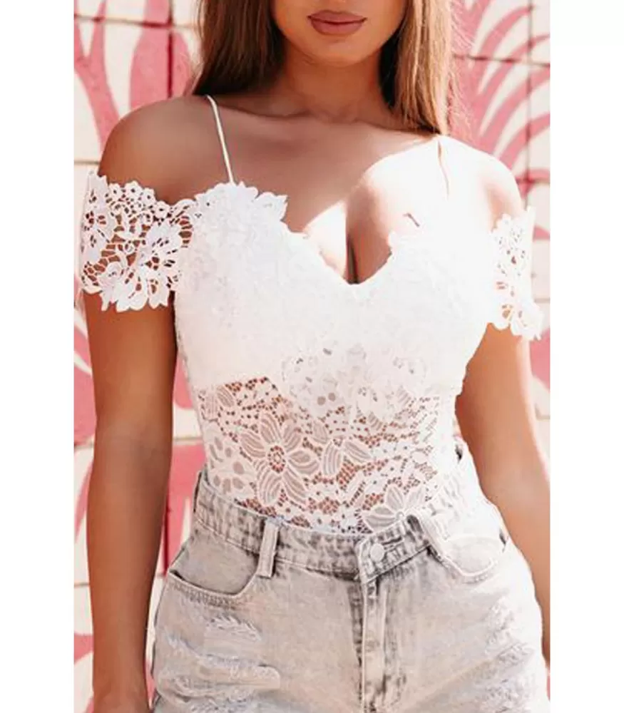 Valkoinen off-shoulder pitsibody olkaimilla