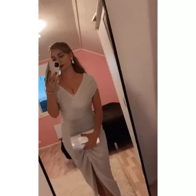 Hopeinen off-shoulder glitterimekko halkiolla