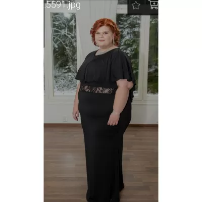 Musta viitta- ja pitsikoristeinen maksimekko (plus size) [LÖYTÖ]