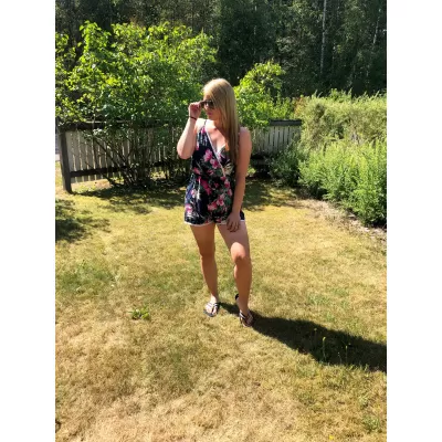 Tummansininen kukkakuvioinen v-playsuit