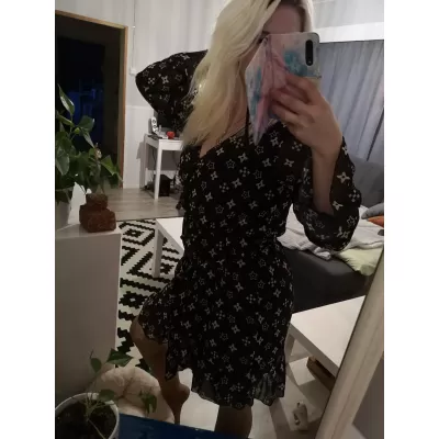 Musta printtikuvioinen v-wrap-look mekko vyöllä [LÖYTÖ]