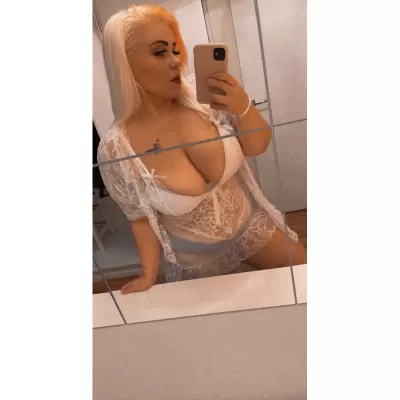 Valkoinen pitsi- ja rusettikoristeinen babydoll
