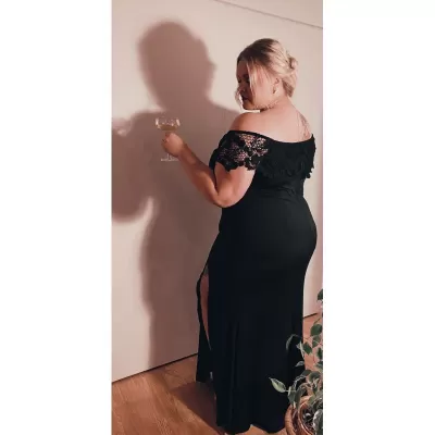 Musta off-shoulder pitsikirjailtu pitkä mekko halkiolla (plus size)