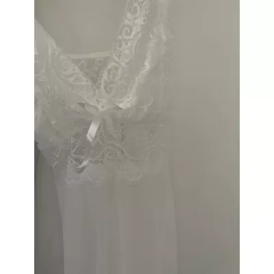 Valkoinen pitsikoristeinen mesh v-babydoll