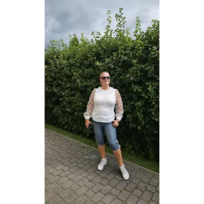 Valkoinen neulospaita kukkakoristeisilla mesh-hihoilla