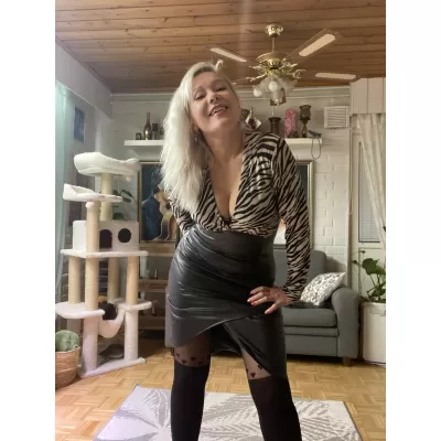 Seeprakuvioinen v-mekko wrap-look tekonahkahameella