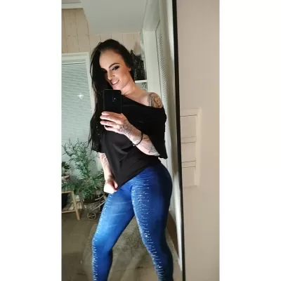 Siniset farkkuleggingsit strasseilla