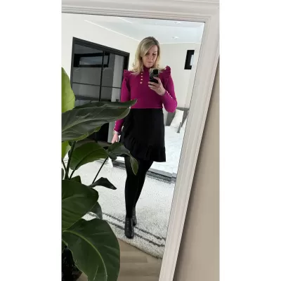 Fuksia ribbineule röyhelöillä ja napeilla