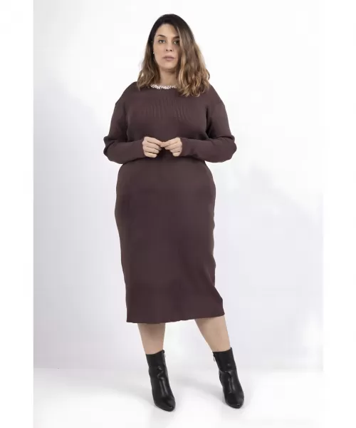 AmyClo ruskea neulemekko strassikauluksella (plus size)