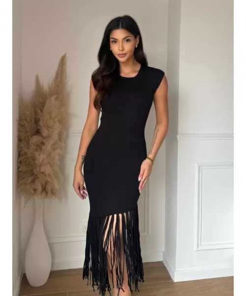 Emma Ashley musta hihaton neulemekko hapsuilla