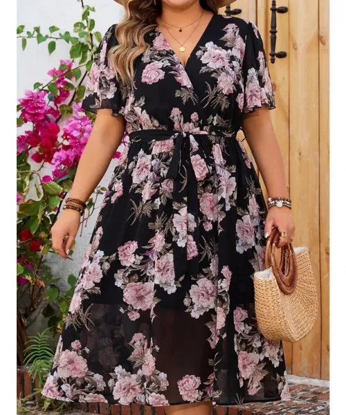 Lyhythihainen musta v-kukkamekko vyöllä (plus size)