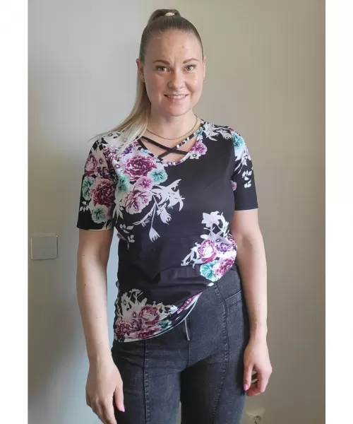 Musta ristikkokoristeinen lyhythihainen kukkapaita