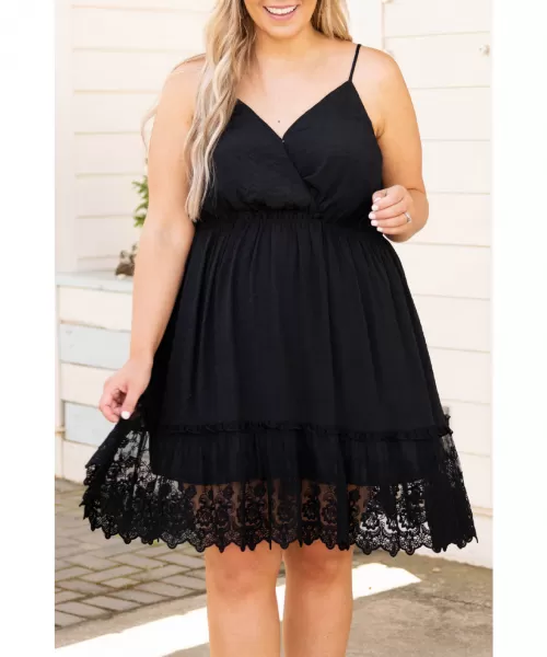 Musta v-mekko koristekirjaillulla helmalla (plus size)