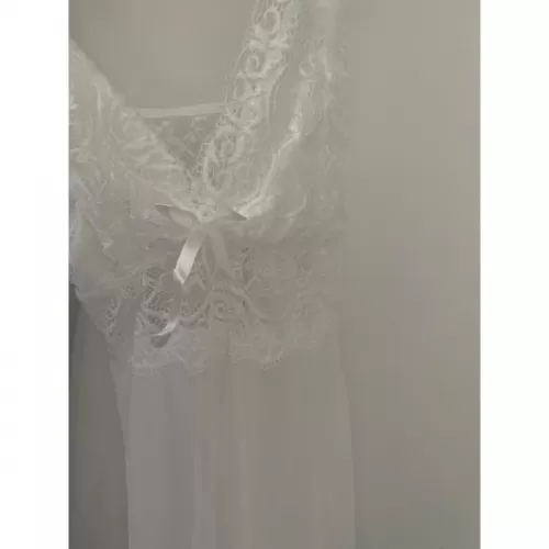 Valkoinen pitsikoristeinen mesh v-babydoll