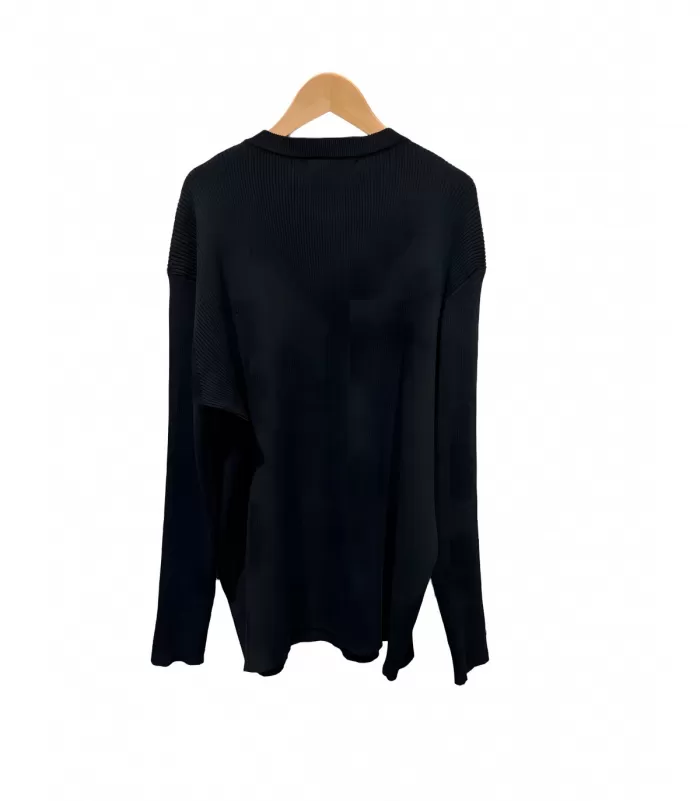 AmyClo musta neule strassikauluksella (plus size)