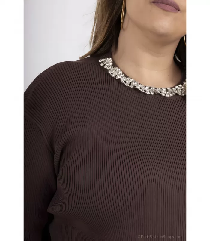 AmyClo ruskea neule strassikauluksella (plus size)