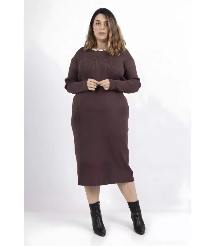 AmyClo ruskea neulemekko strassikauluksella (plus size)