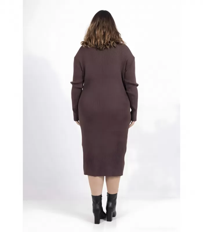 AmyClo ruskea neulemekko strassikauluksella (plus size)