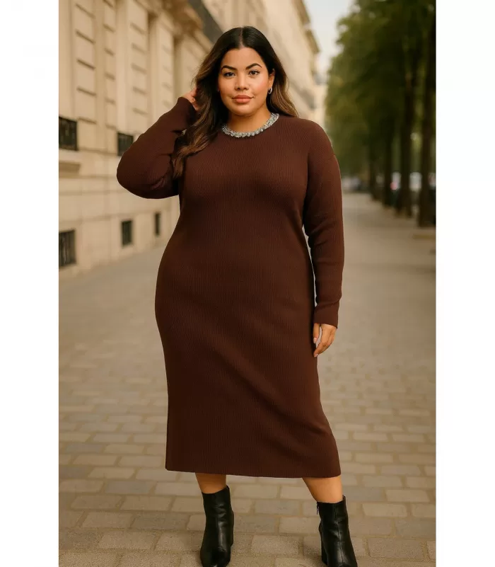 AmyClo ruskea neulemekko strassikauluksella (plus size)