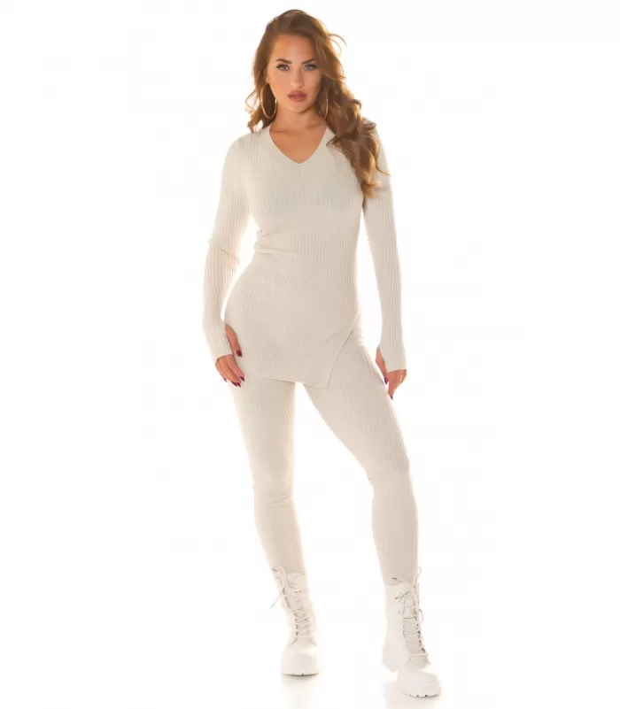 Beige oloasusetti: neule ja leggingsit