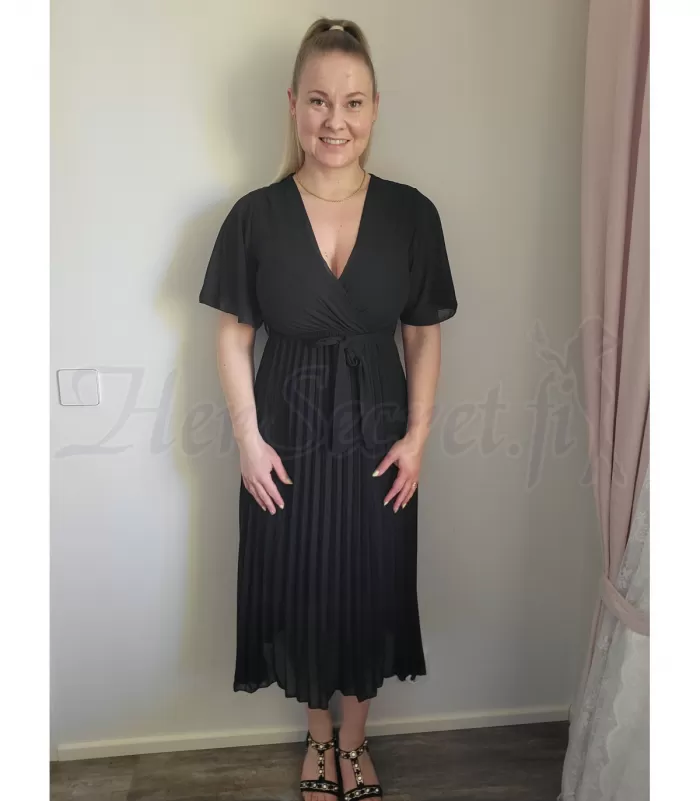 Elle Style Alita musta pitkä vekkimekko vyöllä