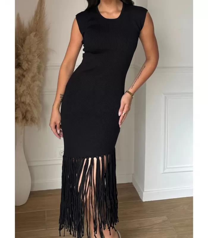 Emma Ashley musta hihaton neulemekko hapsuilla