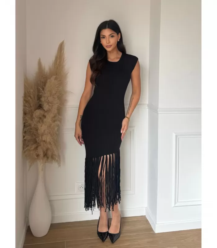 Emma Ashley musta hihaton neulemekko hapsuilla