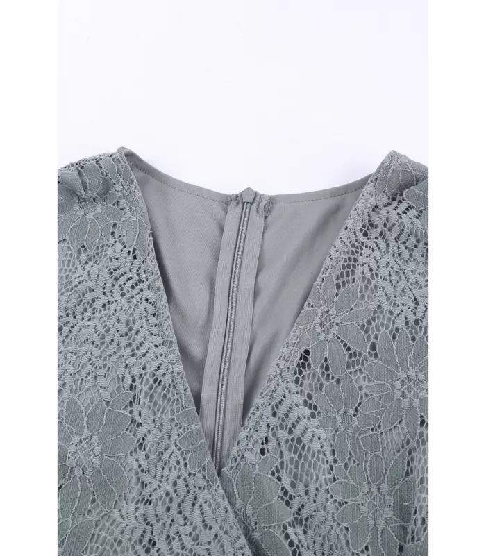 Harmaa pitsinen wrap-look v-mekko vyöllä [LÖYTÖ]