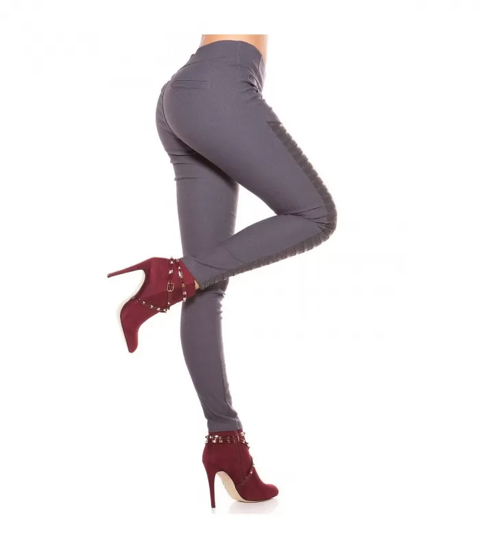 Harmaat koristeiset treggingsit