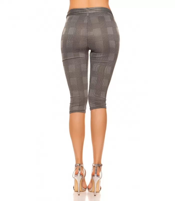 Harmaat ruutukuvioiset capritreggingsit vyöllä