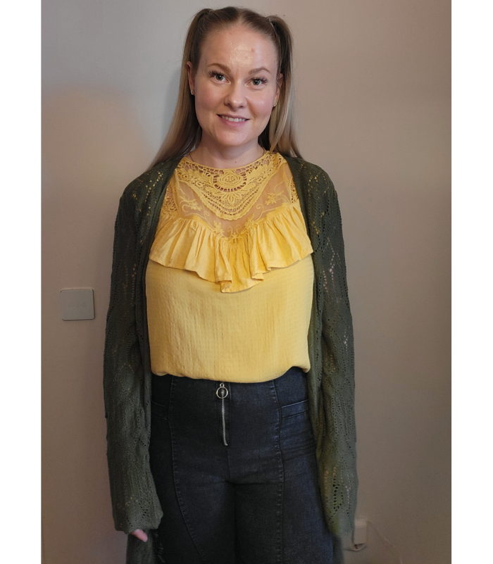 Keltainen lyhythihainen koristekirjailtu paita röyhelöllä [TAMMIALE -20%]