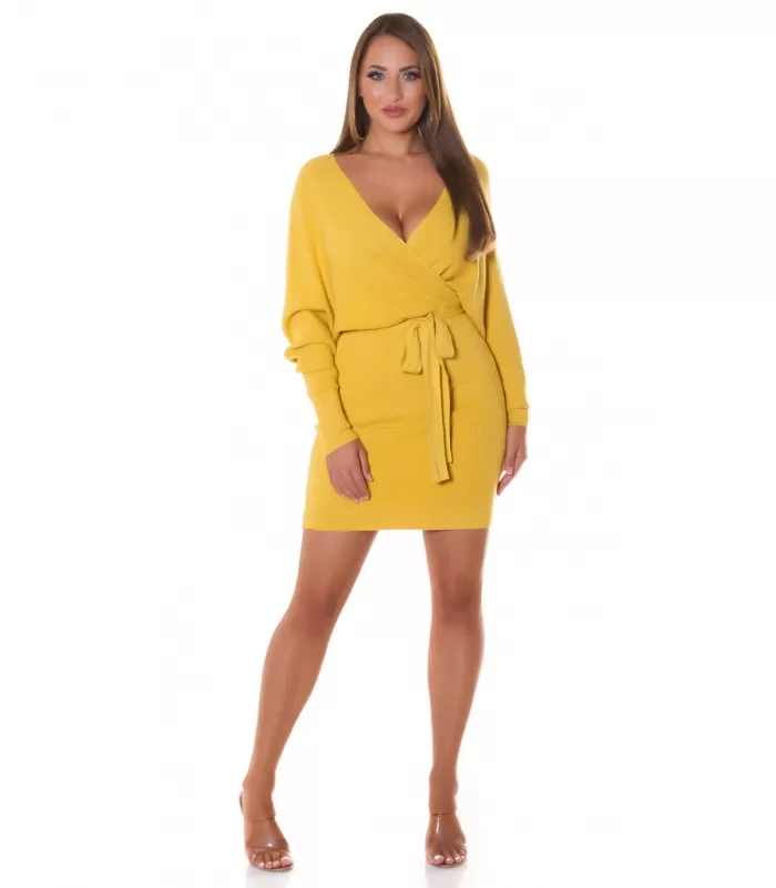 Keltainen wrap-look v-neulemekko lepakkohihoilla ja vyöllä