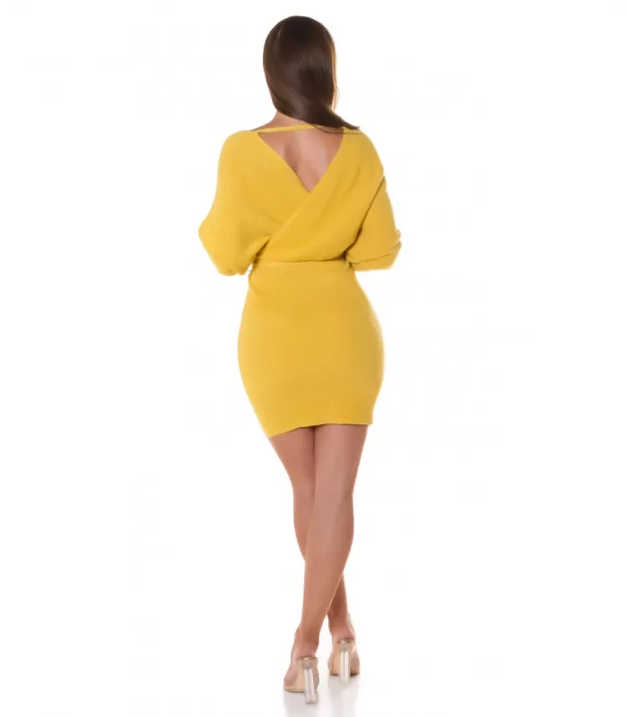 Keltainen wrap-look v-neulemekko lepakkohihoilla ja vyöllä