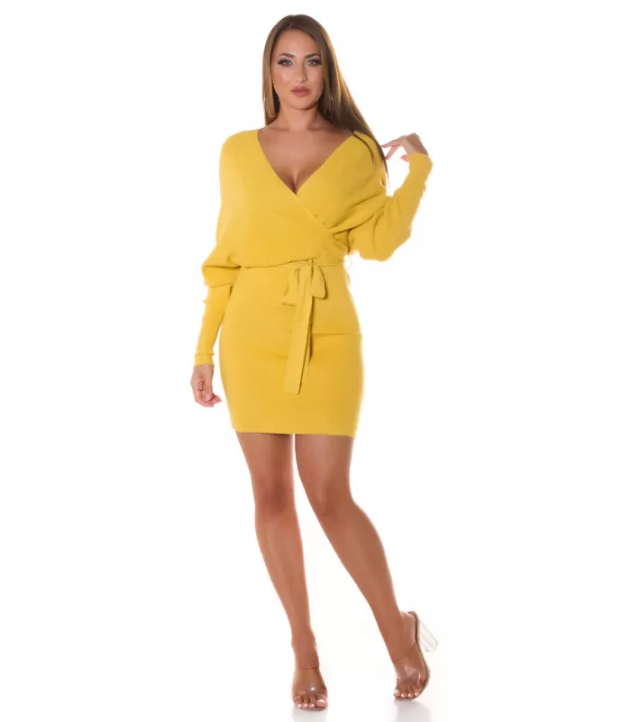 Keltainen wrap-look v-neulemekko lepakkohihoilla ja vyöllä
