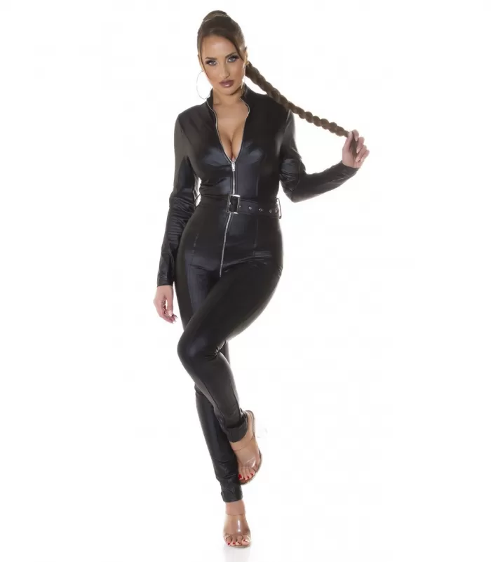 Koucla musta tekonahkainen jumpsuit vetoketjulla ja vyöllä