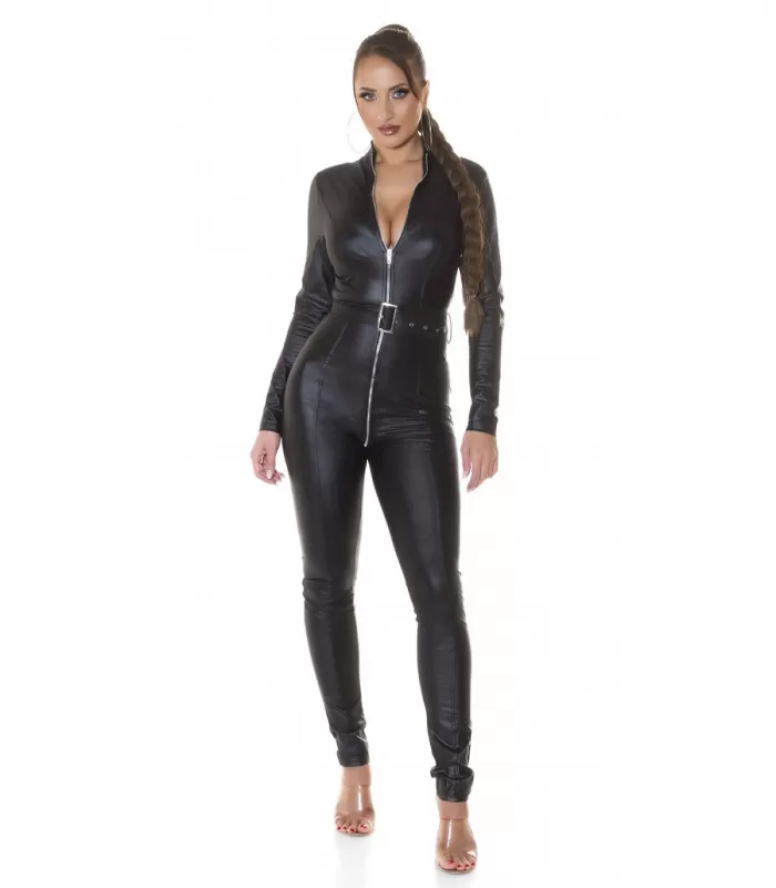 Koucla musta tekonahkainen jumpsuit vetoketjulla ja vyöllä