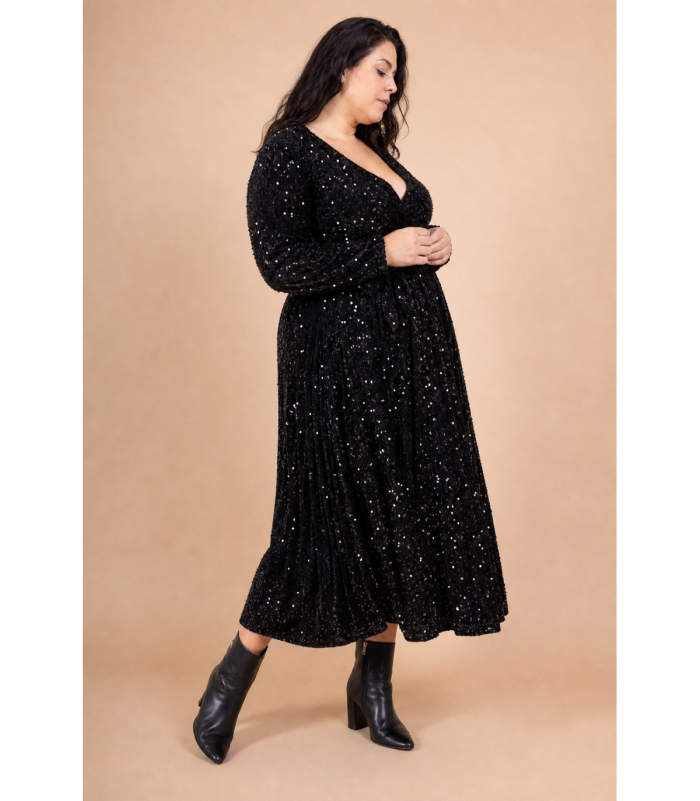 Lilie musta pitkä v-samettimekko paljeteilla ja vyöllä (plus size)
