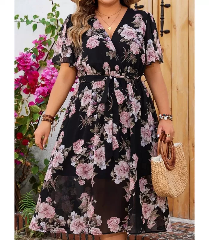 Lyhythihainen musta v-kukkamekko vyöllä (plus size)