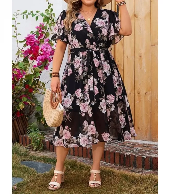 Lyhythihainen musta v-kukkamekko vyöllä (plus size)