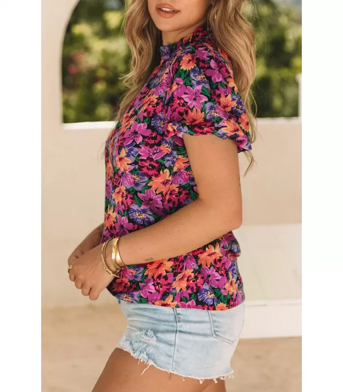 Lyhythihainen värikäs kukkapaita puhvihihoilla