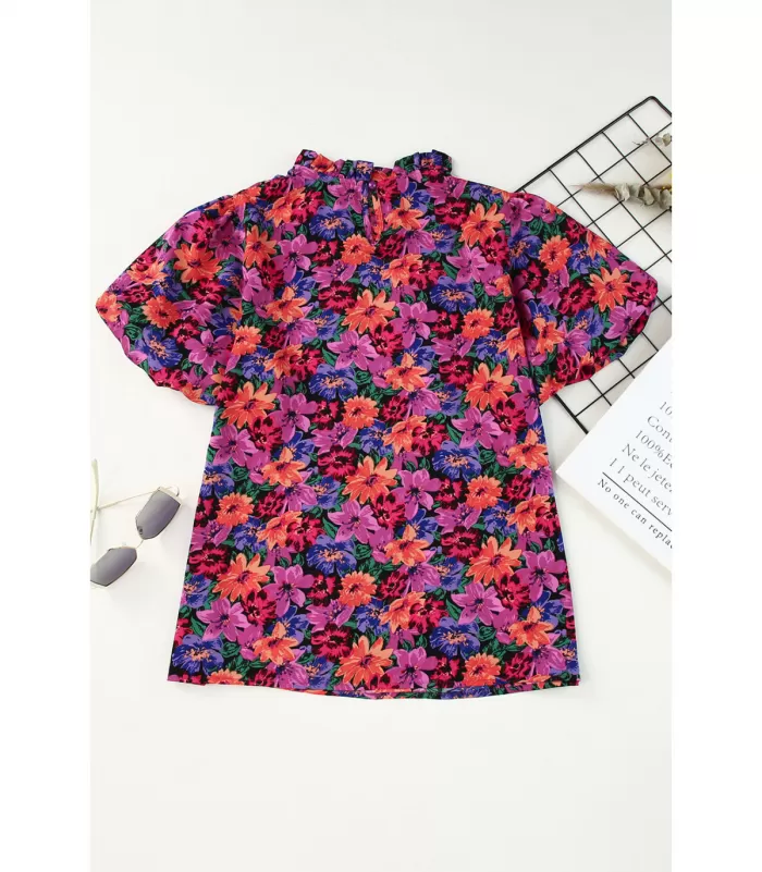 Lyhythihainen värikäs kukkapaita puhvihihoilla