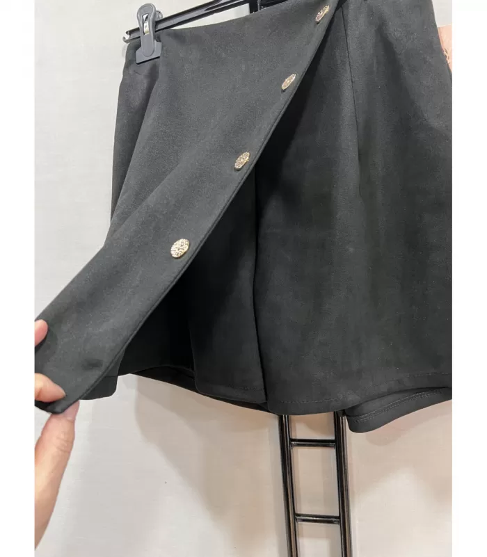 Mily musta shortsihame napeilla (plus size)