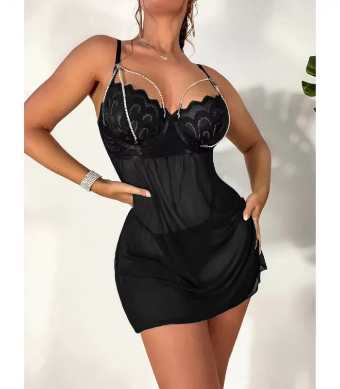 Musta babydoll strassiketjuilla ja pitsillä