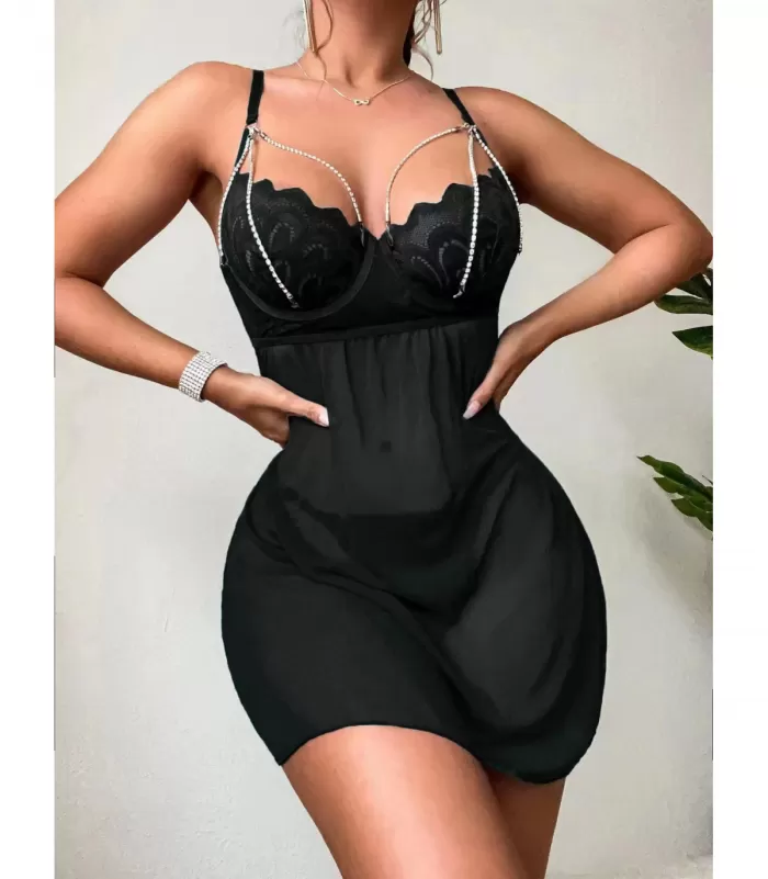 Musta babydoll strassiketjuilla ja pitsillä