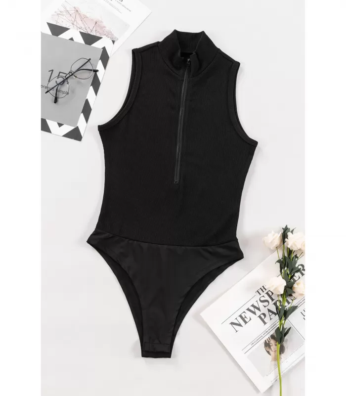 Musta hihaton ribbibody vetoketjulla