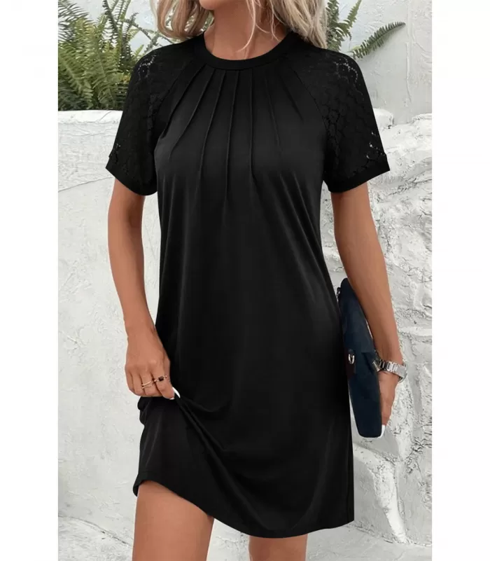 Musta lyhythihainen mekko pitsihihoilla ja poimuilla