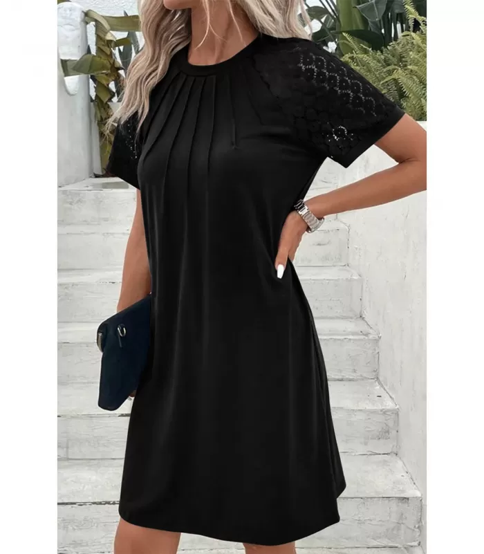 Musta lyhythihainen mekko pitsihihoilla ja poimuilla