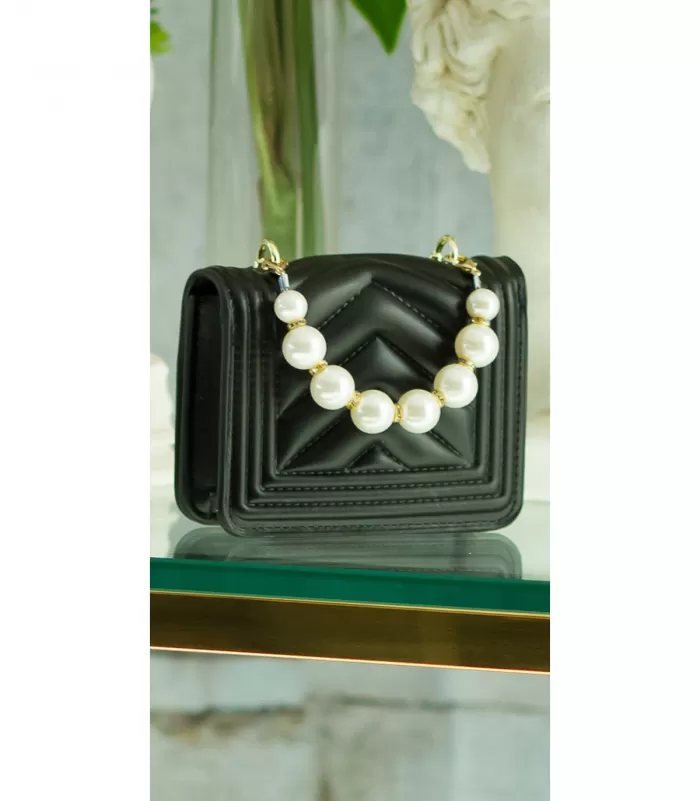 Musta minikäsilaukku helmikahvalla