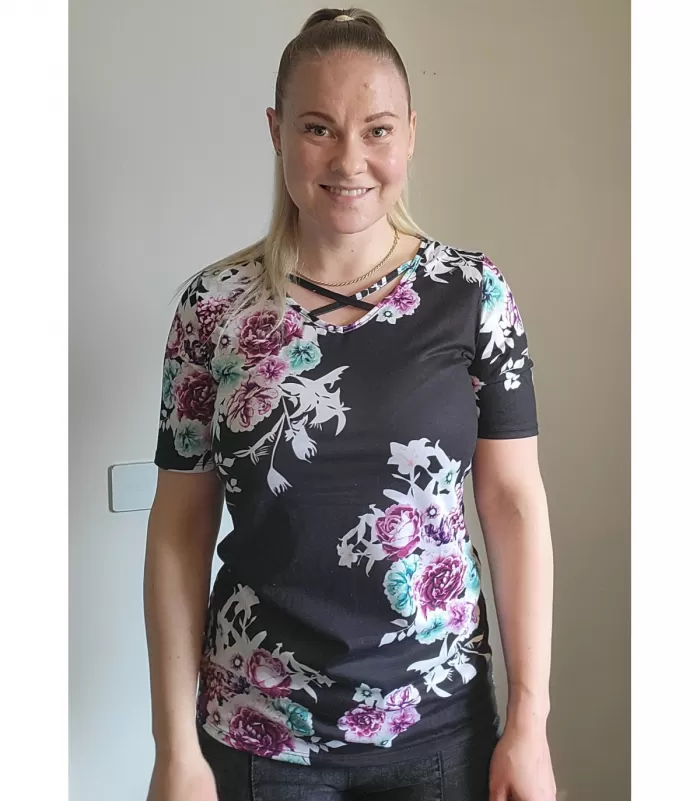 Musta ristikkokoristeinen lyhythihainen kukkapaita [TAMMIALE -20%]